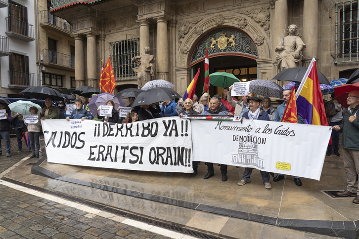 Las asociaciones memorialistas han iniciado los trámites para exigir legalmente al Ayuntamiento de Iruñea el derribo de Los Caídos.