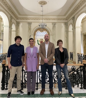 Representantes del PSE y PNV de Eibar en la presentación del acuerdo.