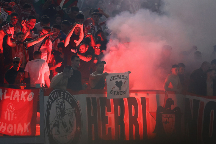 Aficionados del Athletic encendieron bengalas en Roma.