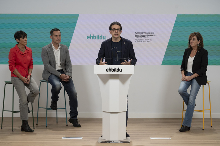 Maddalen Iriarte, Iker Casanova, Pello Otxandiano y Eva López de Arroyabe, en la comparecencia de esta tarde en Donostia.