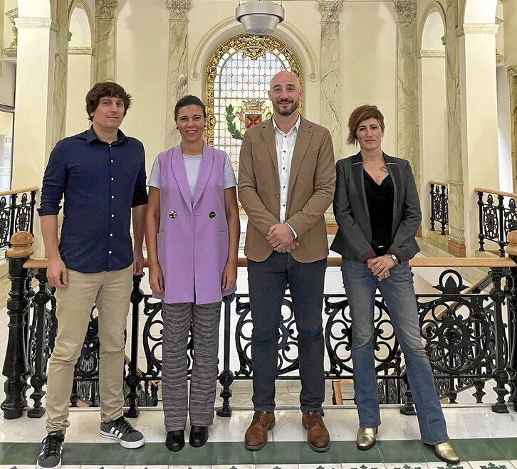 Representantes de PSE y PNV de Eibar, en la presentación del acuerdo. Faltó Josu Mendikute.