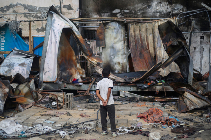 Un niño palestino observa los restos calcinados del campamento del hospital Al Aqsa.