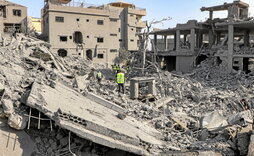 Grupos de rescate buscan entre los restos de una vivienda bombardeada por Israel en la ciudad libanesa de Qana.