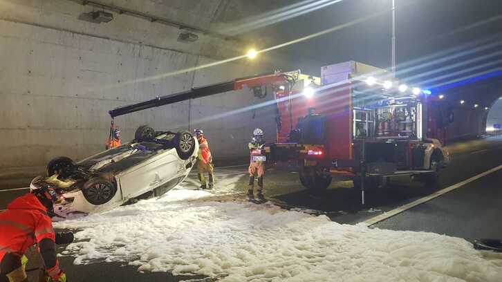 Vehículo volcado en el túnel de Txiritokieta, en Astigarraga.