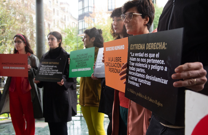 Zero Pobrezia Donostiak manifestua irakurri eta Pobreziaren eta Bazterkeriaren Aurkako Egunaren harira antolatutako ekintzak aurkeztu ditu.