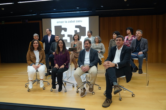 Eva Ferreira con el resto de componentes de su candidatura al Rectorado.