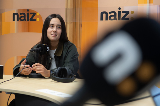 Nora Mendizabal pilotaria, NAIZ Irratiko estudioan (Donostia).