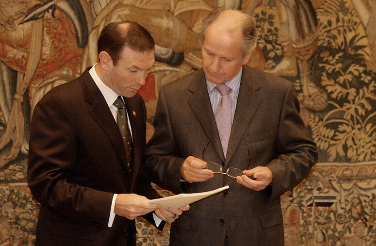 El lehendakari Juan José Ibarretxe presenta al presidente del Parlamento de Gasteiz Juan María Atutxa su propuesta de nuevo Estatuto («Plan Ibarretxe»), el 25 de octubre de 2003.