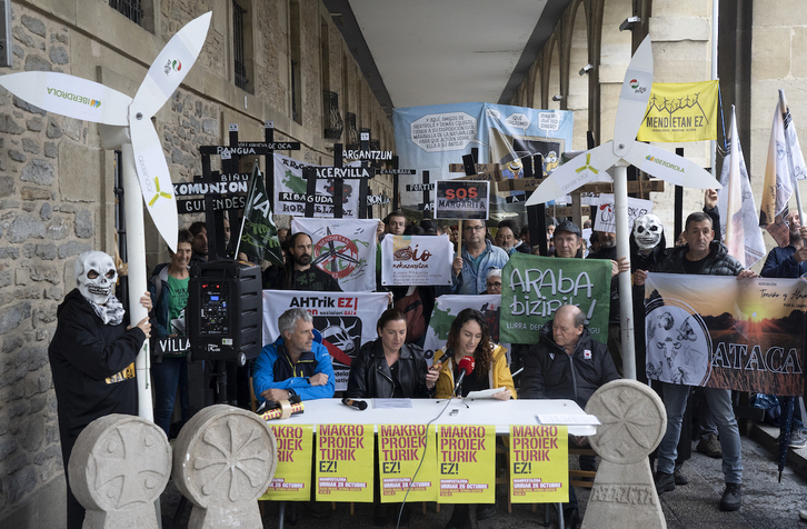 UAGA eta Araba Bizirik plataformak Gasteizen aurkeztu dute urriaren 26ko manifestazioa.