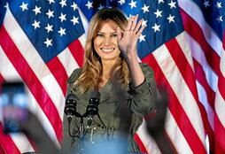 Melania Trump bere senarraren hautagaitzaren aldeko ekitaldi politiko batean 2020ko urtarrilaren 27an, Stoneybrooken.