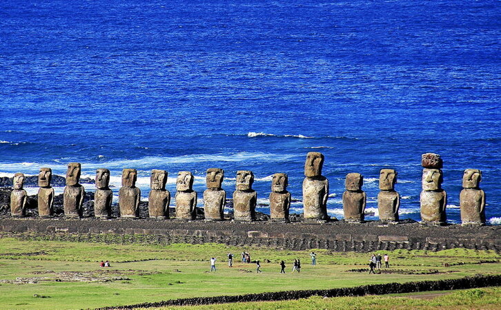 Rapa Nuiko «moai» estatua sonatuak.