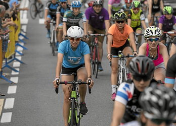 Tanto las personas mayores de 55 años como cada vez más mujeres se han incorporado en los últimos años al deporte de la bicicleta.