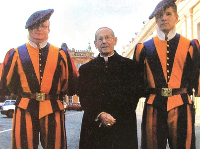 Monseñor José Sebastián Laboa, en el Vaticano junto a dos miembros de la Guardia Suiza en 2001.