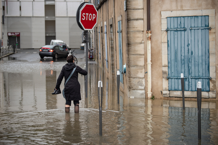 El agua ha inundado las calles de Baiona.