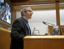 Josu Aztiria, de EH Bildu, denunció ayer en el Parlamento la ofensiva contra el euskara.