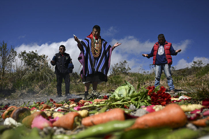 Indígenas celebrando un ritual cerca del Lago Verde.