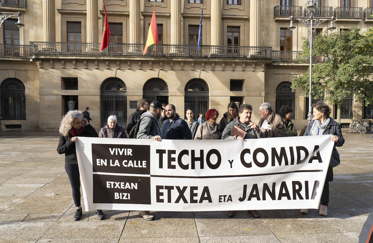 Diversos colectivos han denunciado ante el Palacio de Nafarroa que no se garantizan los derechos fundamentales de personas en situación de calle.