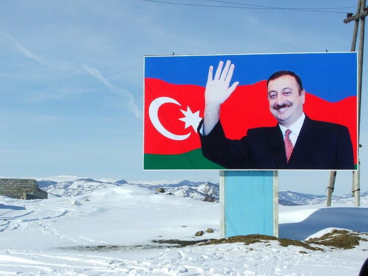 Ilham Aliyev, presidente de Azerbaiyán, saluda desde uno de los miles de murales repartidos por todo el país.