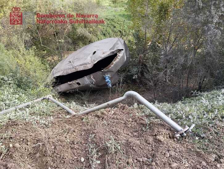 La parte superior del depósito ha salido despedida a más de 50 metros del lugar a raíz de la explosión.