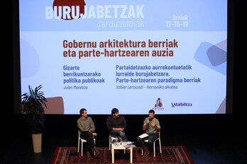 ‘Burujabetzak’ jardunaldiak Oiartzunen, irudian Mendoza eta Lertxundi hitzaldian.