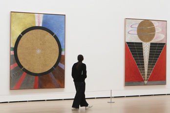 Hilma af Klint-i zabaldu berri zaion erakusketa.