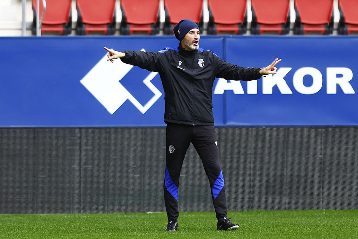 Vicente Moreno, en el entrenamiento del jueves en El Sadar, puede repetir el mejor inicio liguero de Osasuna en su historia.