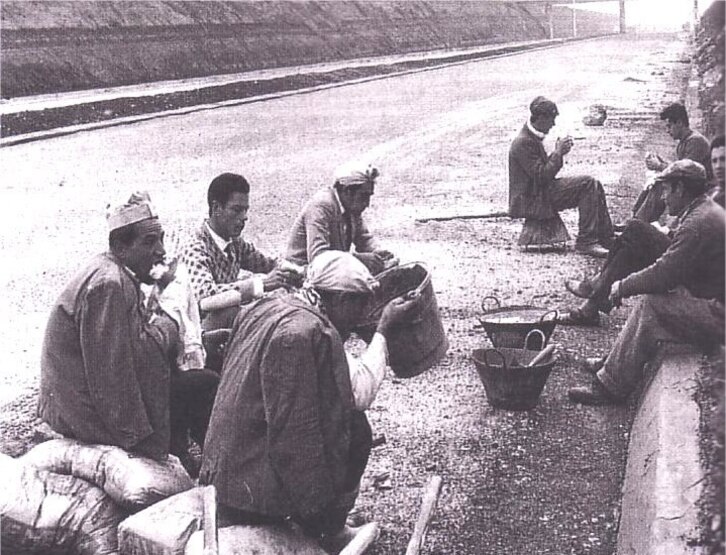 Trabajadores hacen un alto en la construcción de la autopista, en 1960.