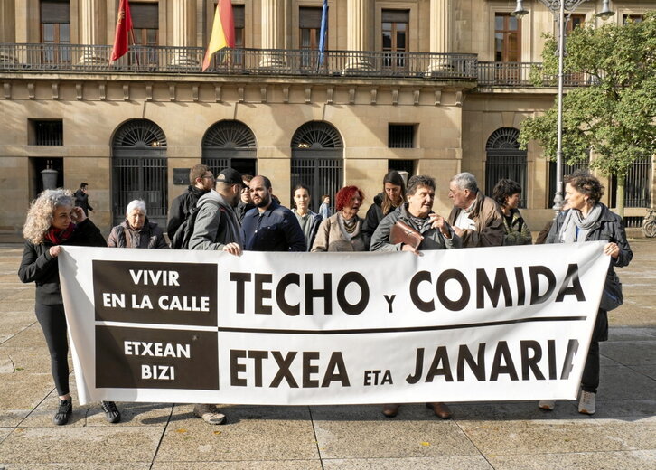 Varios colectivos denunciaron la situación de las personas sin hogar en Nafarroa.