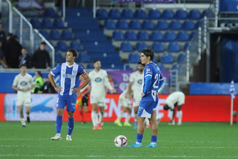 Los jugadores babazorrs, cabizbajos tras la derrota. 