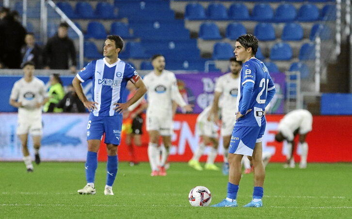 Los jugadores babazorros, cabizbajos tras la derrota ante el Valladolid.