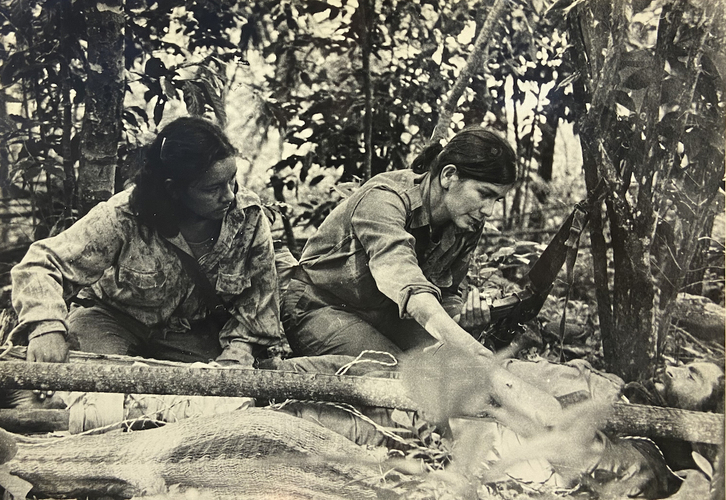 Pakito Arriaran, bi sanitariok artatuta, 1982an La Lagunan zauritua izan eta gero.