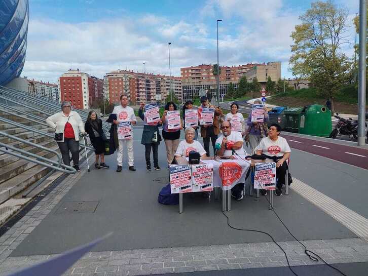 Presentación de la campaña de Stop Desahucios, este sábado en Donostia.