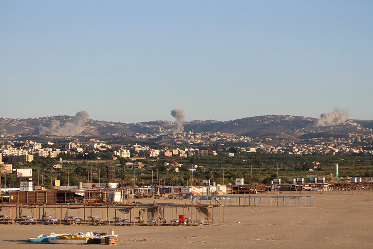 Humaredas procedentes de los bombardeos israelíes captadas desde la playa de Tiro.