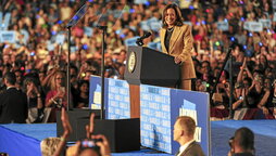 Kamala Harris hautagai demokrata, Arizonako Rawhide Event Centereren joan den ostegunean eman zuen mitinean.