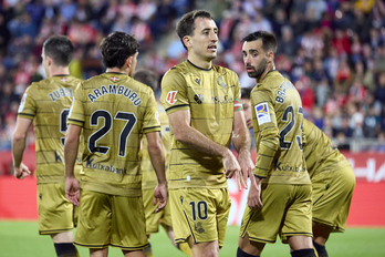 Mikel Oyarzabal celebra el gol que ha dado la victoria a la Real en Girona.