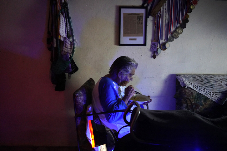 Luz de motocicleta para iluminar una vivienda. A. LEVI | AFP