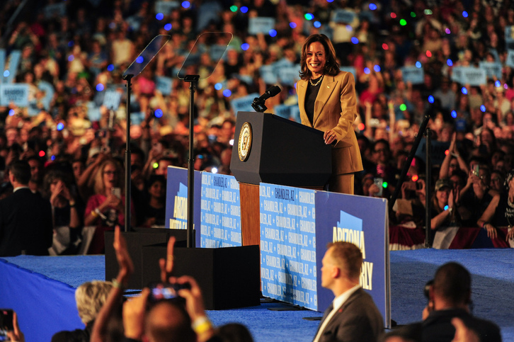 Kamala Harris hautagai demokrata, Arizonako Rawhide Event Centereren joan den ostegunean eman zuen mitinean.