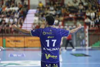 Rodrigo Salinas celebra el triunfo obtenido en Torrelavega.