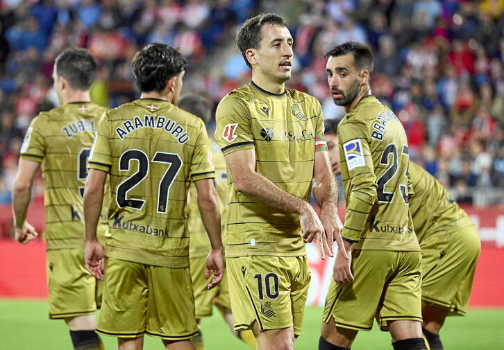 El capitán Mikel Oyarzabal celebra el gol que dio la victoria a la Real en Girona.