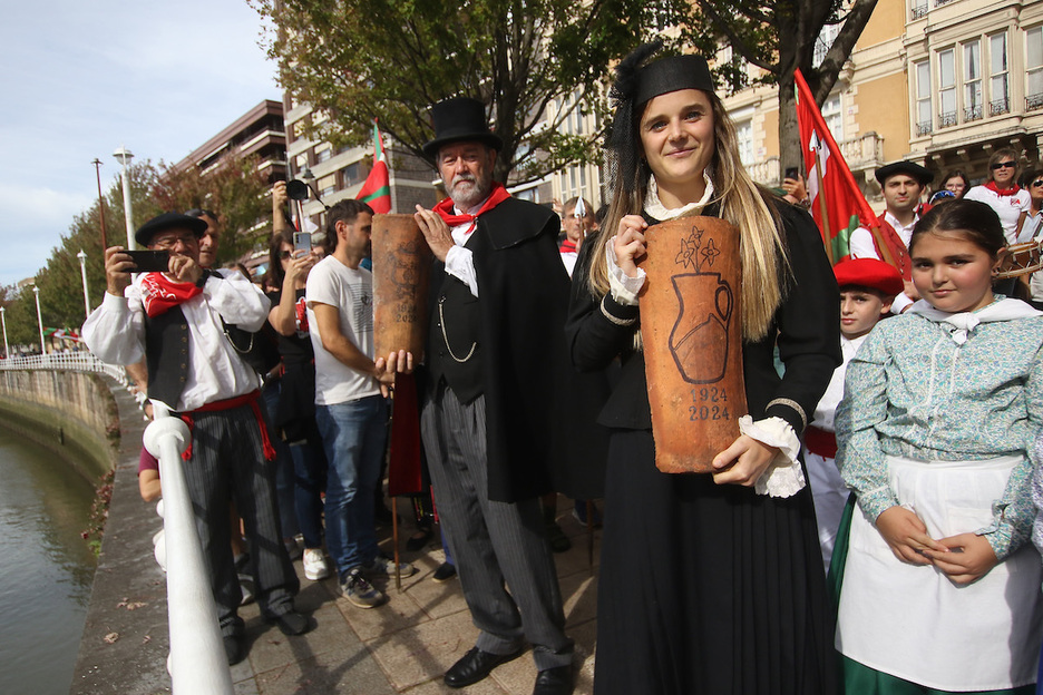 Euskal Herriko hainbat txokotan historikoki egin den bezala, teila bota dute uretara muga berresteko.