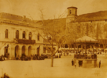 Foto de 1899 donde se ve el Ayuntamiento de Deustu, con el escudo en su parte alta, y la Parroquia de San Pedro.