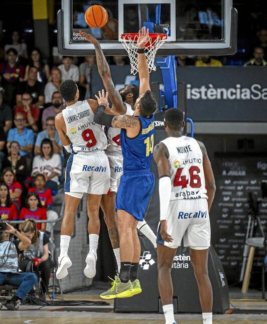 Luwawu-Cabarrot y Hall intentan rebotear ante Hernagómez en el Palau.