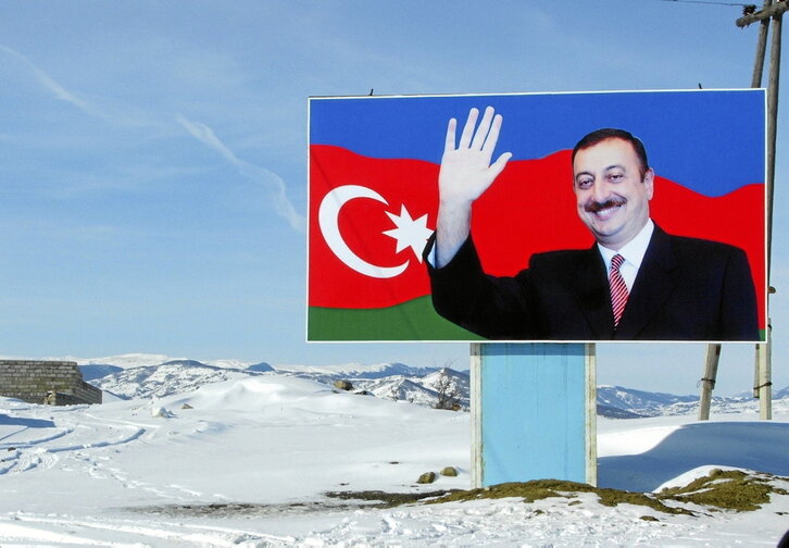 Ilham Aliyev, el presidente de Azerbaiyán, saluda desde uno de los miles de murales repartidos por todo el país.