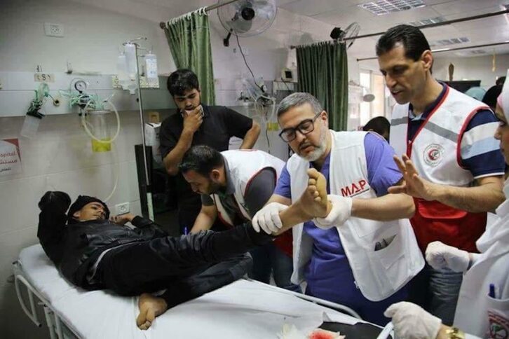 El doctor Ghassan Abu Sittah, atendiendo a un herido en la Franja de Gaza.