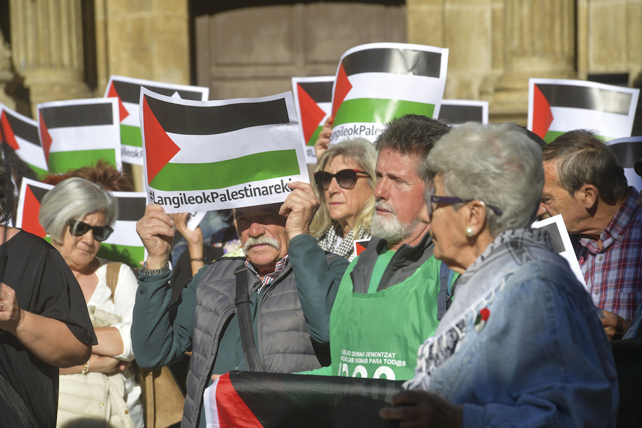 ‘Langileok Palestinarekin’ leloa zuten afixak erakutsi dituzte Iruñean.