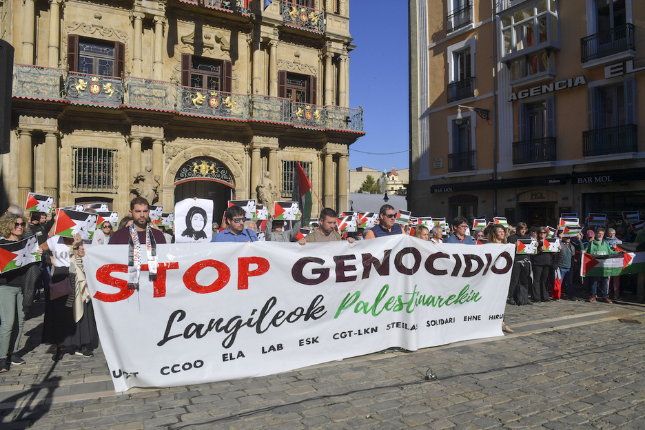 ‘Stop genocidio’ lelopean egin dituzte sindikatuek mobilizazioak.