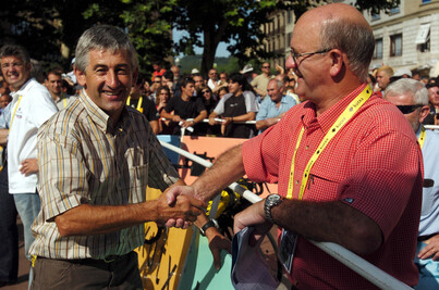 Marino Lejarreta saluda a Txomin Perurena en la edición del 2005 de la Clásica de Donostia, donde también se le tributó un homenaje.