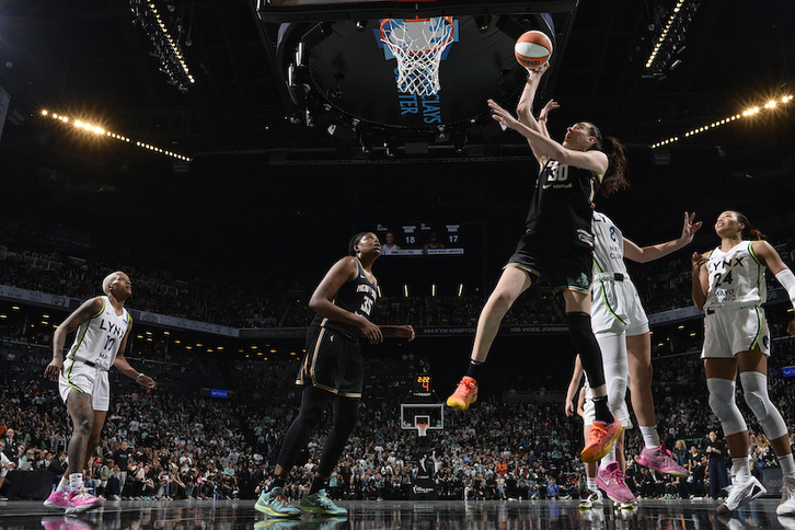 Pese a su desacertado partido, Breanna Stewart ha llevado el desempate a la prórroga y a las Liberty a la gloria.