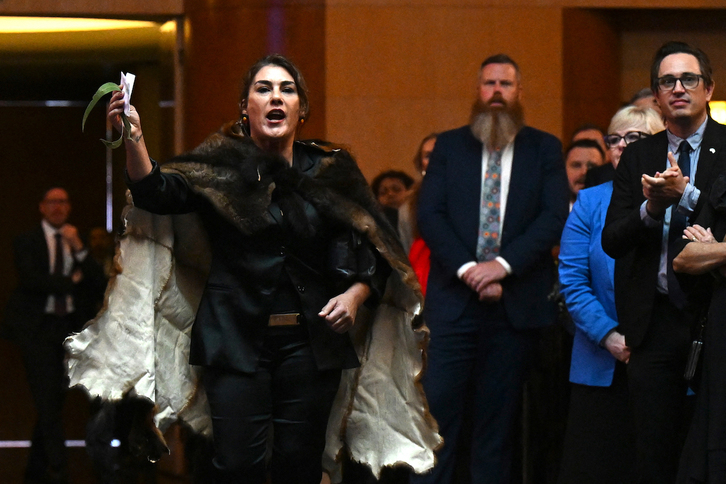 La senadora aborígen Lidia Thorpe ha increpado al rey británico en el Parlamento.