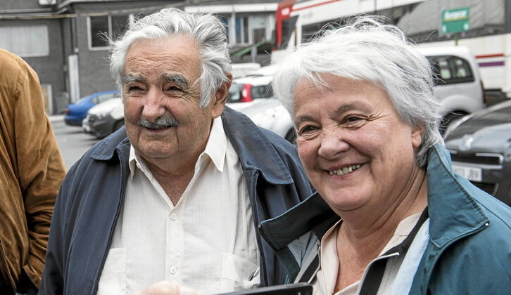 Pepe Mujica y Lucía Topolansky, durante la visita que realizaron a Euskal Herria.